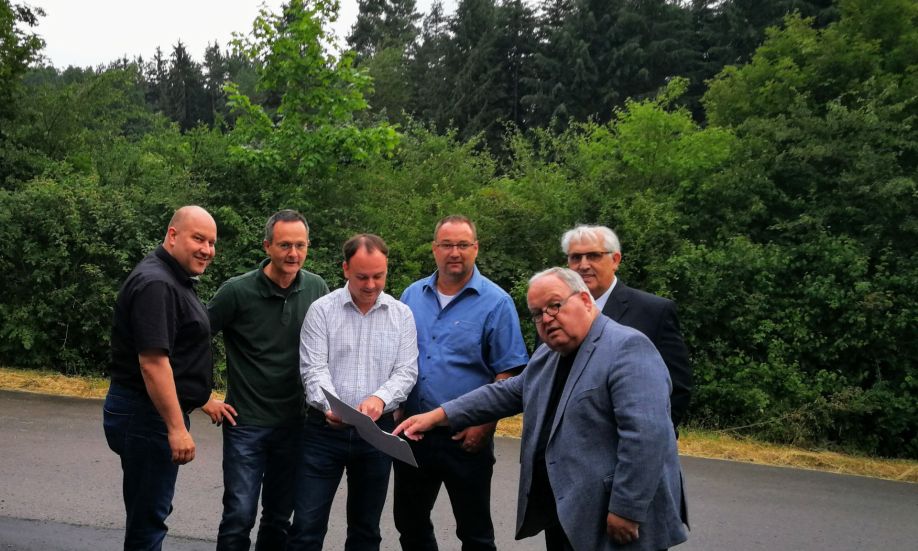 Blick in den Plan: Von rechts die Regionalräte Günter Bächle und Kurt Ebel sowie die Stadträte Ralf Rüth, Dennis Waldherr, Dr. Uwe Braun und Regionalrat Mario Weisbrich.